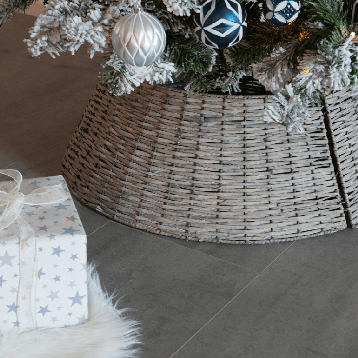 Everlands Collapsible Grey Willow Christmas Tree Skirt 70cm - XMAS TREE STANDS / BAGS / SKIRTS - Beattys of Loughrea