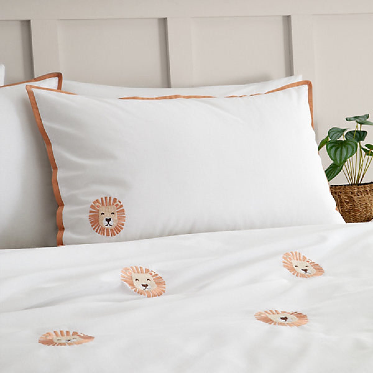 Catherine Lansfield Embroidered Lions Single Duvet Cover Set with Pillowcase White - DUVET COVERS - Beattys of Loughrea
