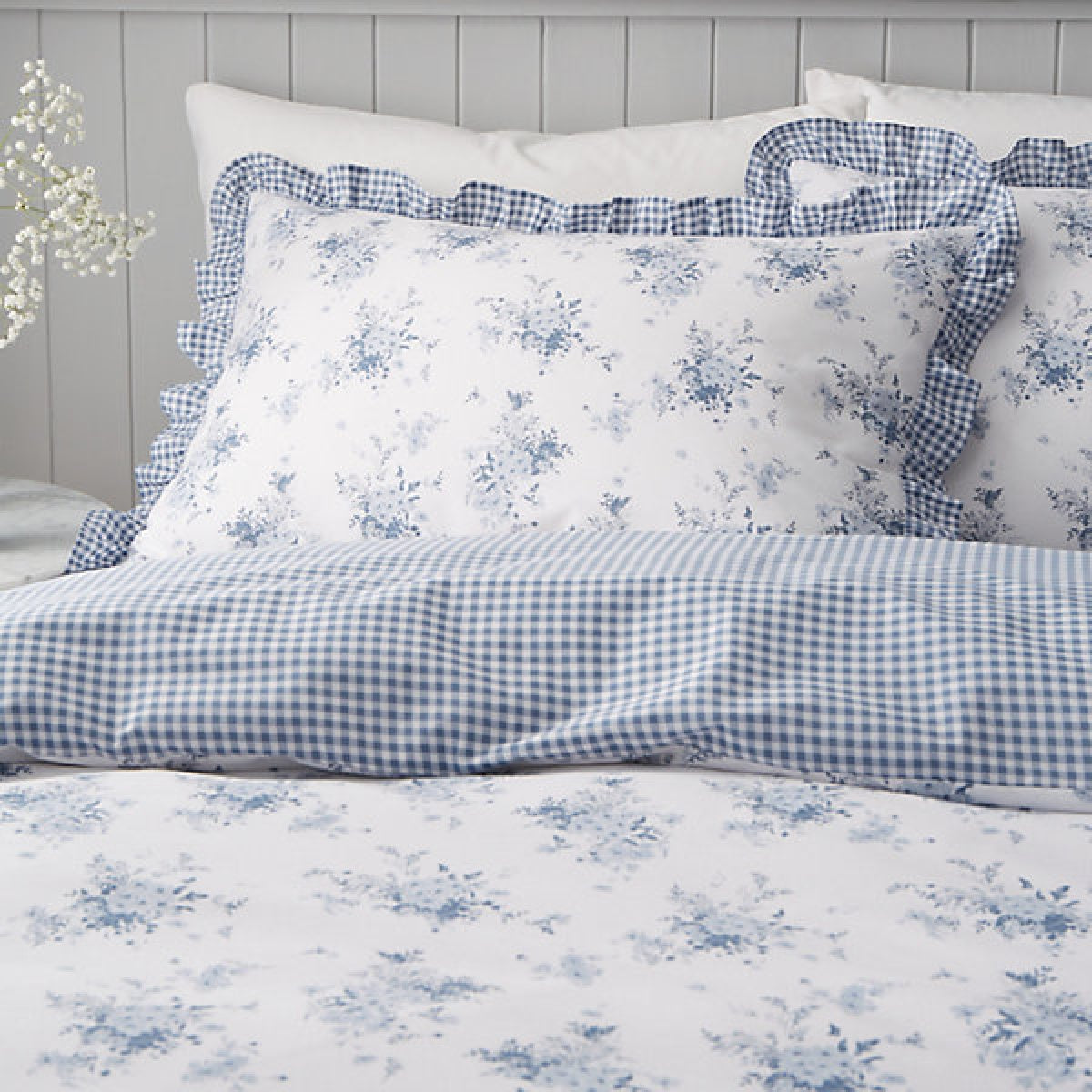 Catherine Lansfield Lucie Floral Frill Reversible King Size Duvet Cover Set with Pillowcases White Blue
