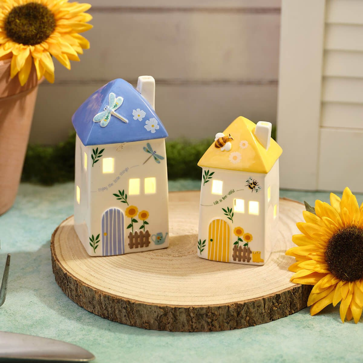 R13 BLOSSOM & BLOOM LED LGE HOUSE W/ BLUE ROOF & DRAGONFLY 7BL520
