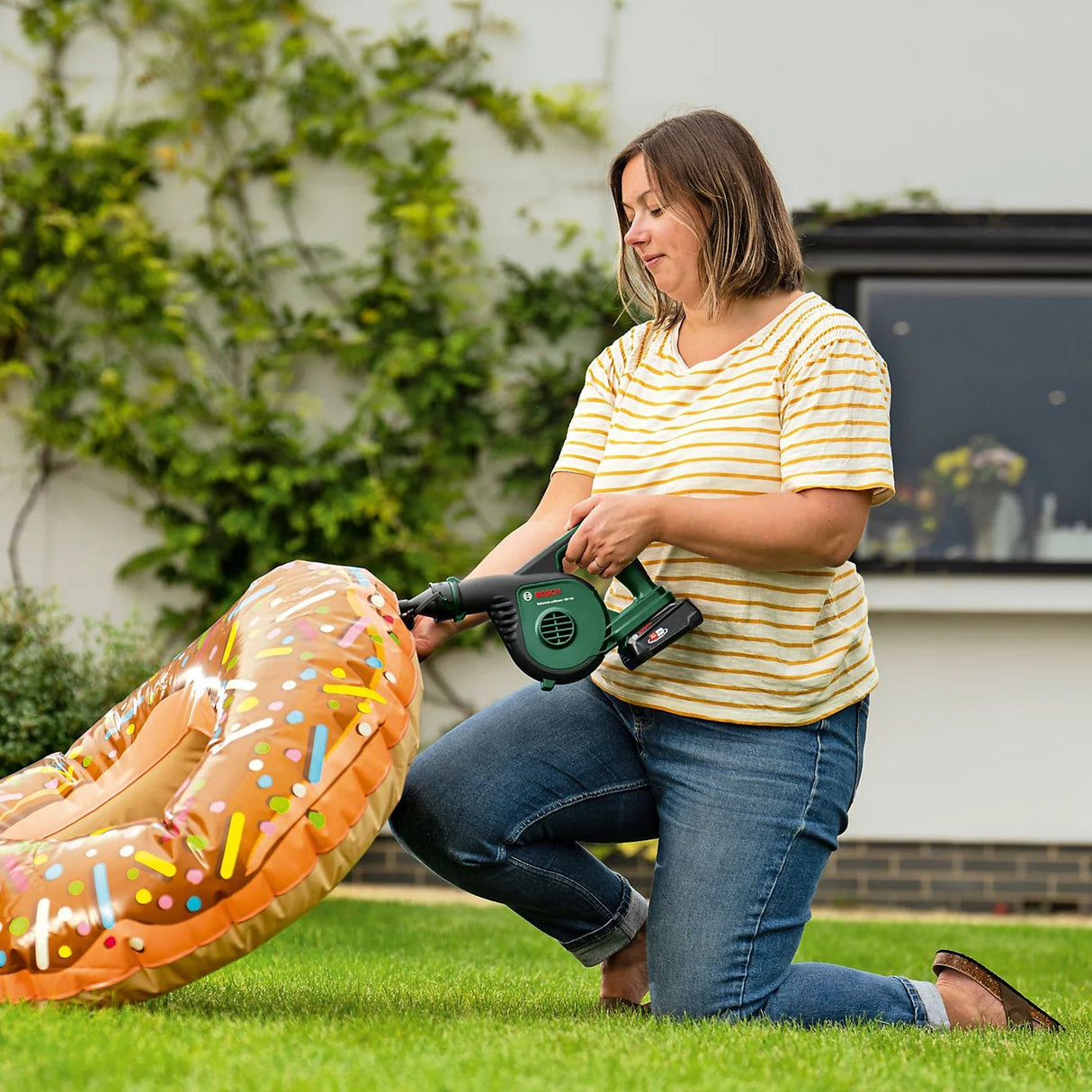 Bosch UniversalLeafBlower 18V Cordless Garden Blower (1 × 2.5Ah) – 18V‑130 - HEDGE TRIMMERS - Beattys of Loughrea