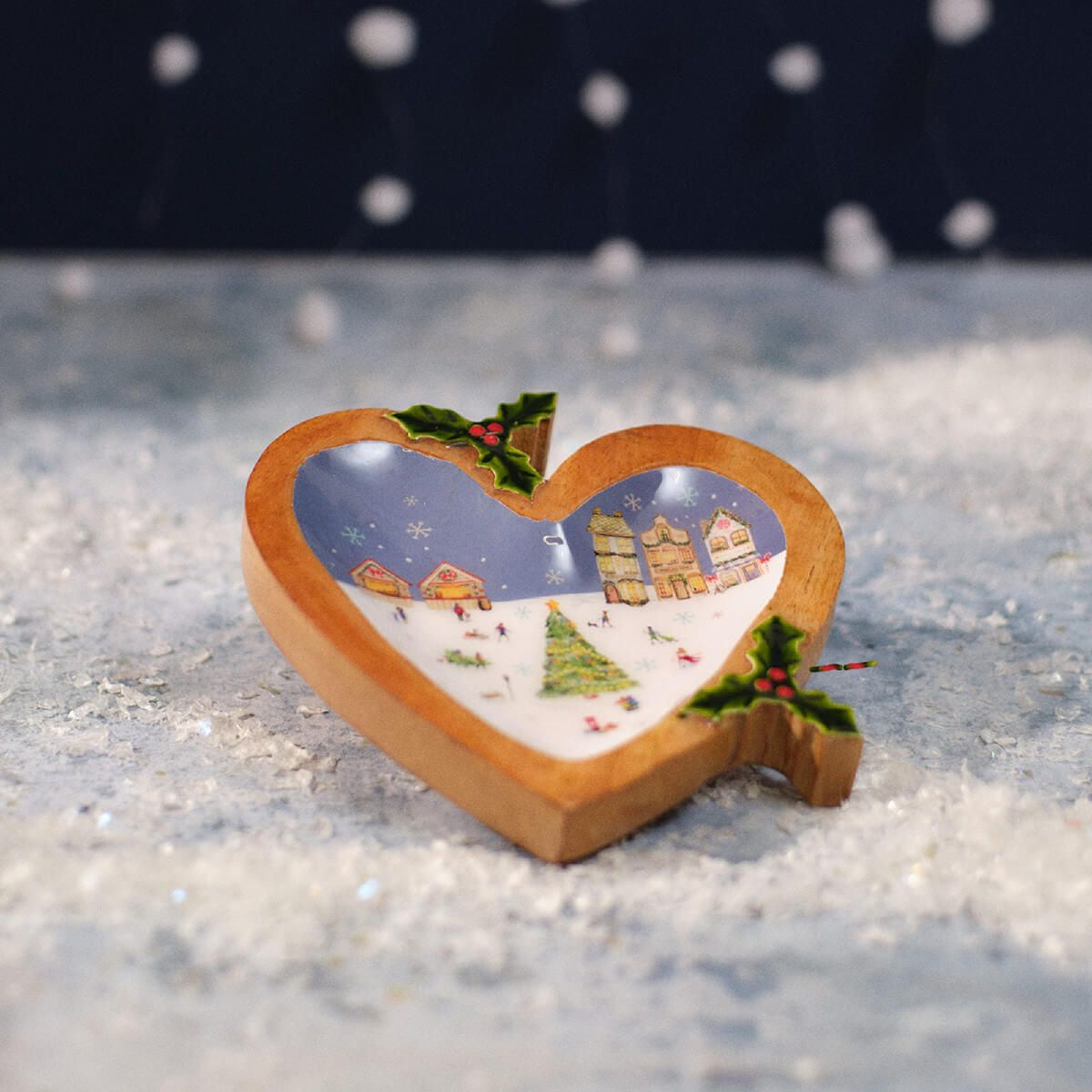 R13 CHRISTMAS MARKET SCENE HEART SHAPED MANGO DISH WITH HOLLY 8CX100