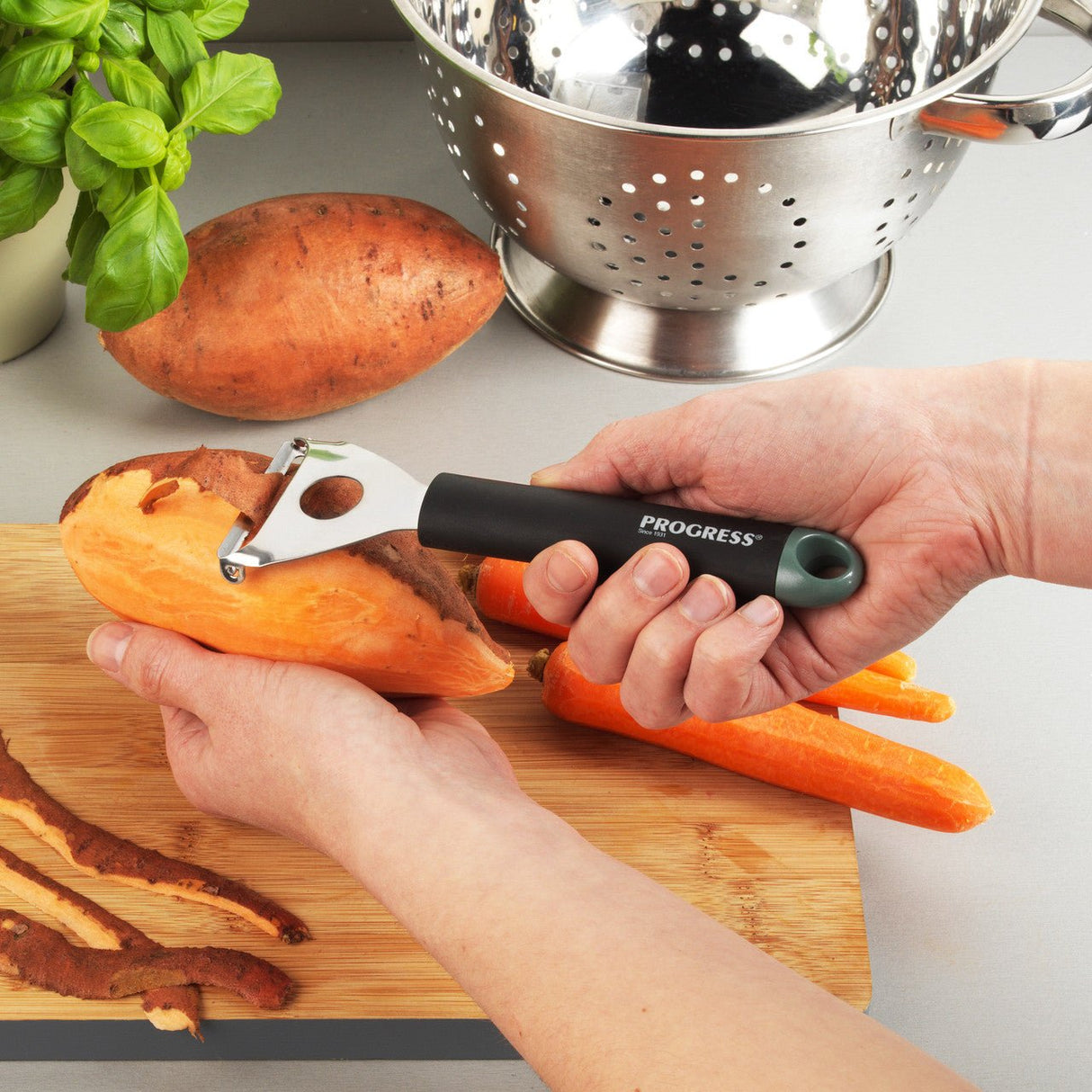 Progress Shimmer Green Peeler - KITCHEN HAND TOOLS - Beattys of Loughrea