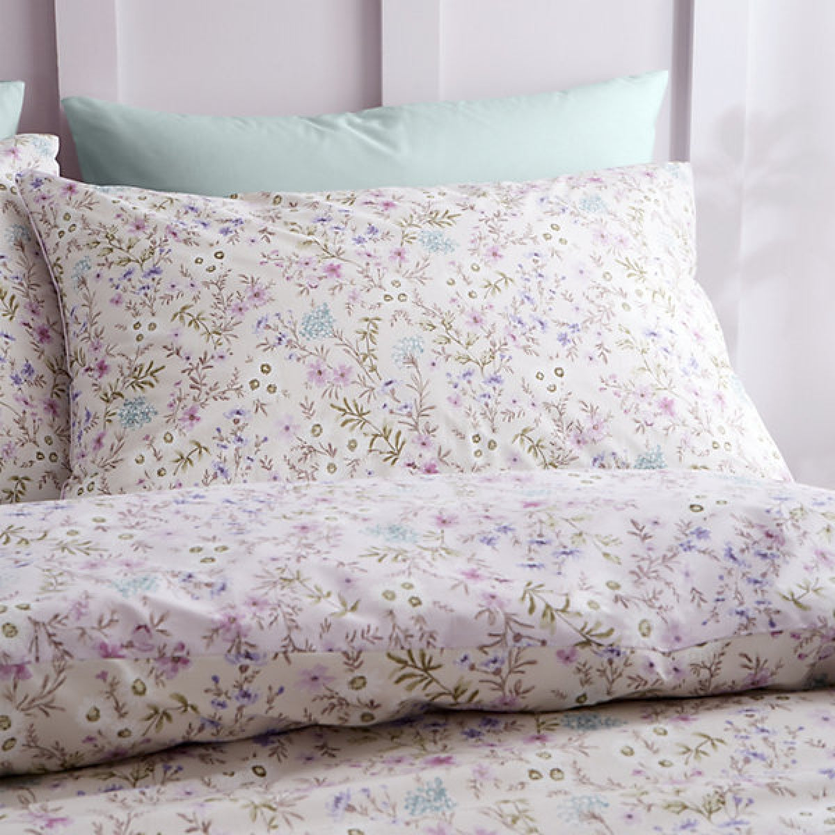 Bianca Fine Linens Ditsy Floral 200 Thread Count Cotton Reversible Super King Duvet Cover Set with Pillowcase Lilac