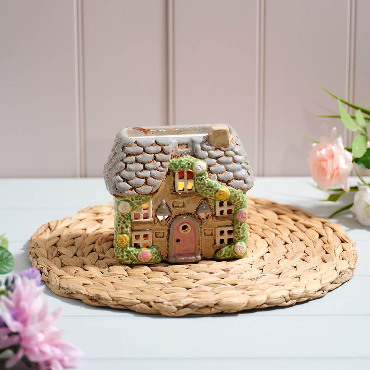 R13 COTTAGE GARDEN HOUSE W/ ROSES / DOOR LANTERNS WAX MELT BURNER 7CR604