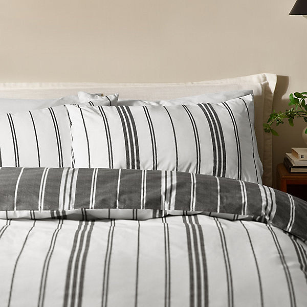 Catherine Lansfield Harbour Stripe Reversible King Duvet Cover Set with Pillowcases Black