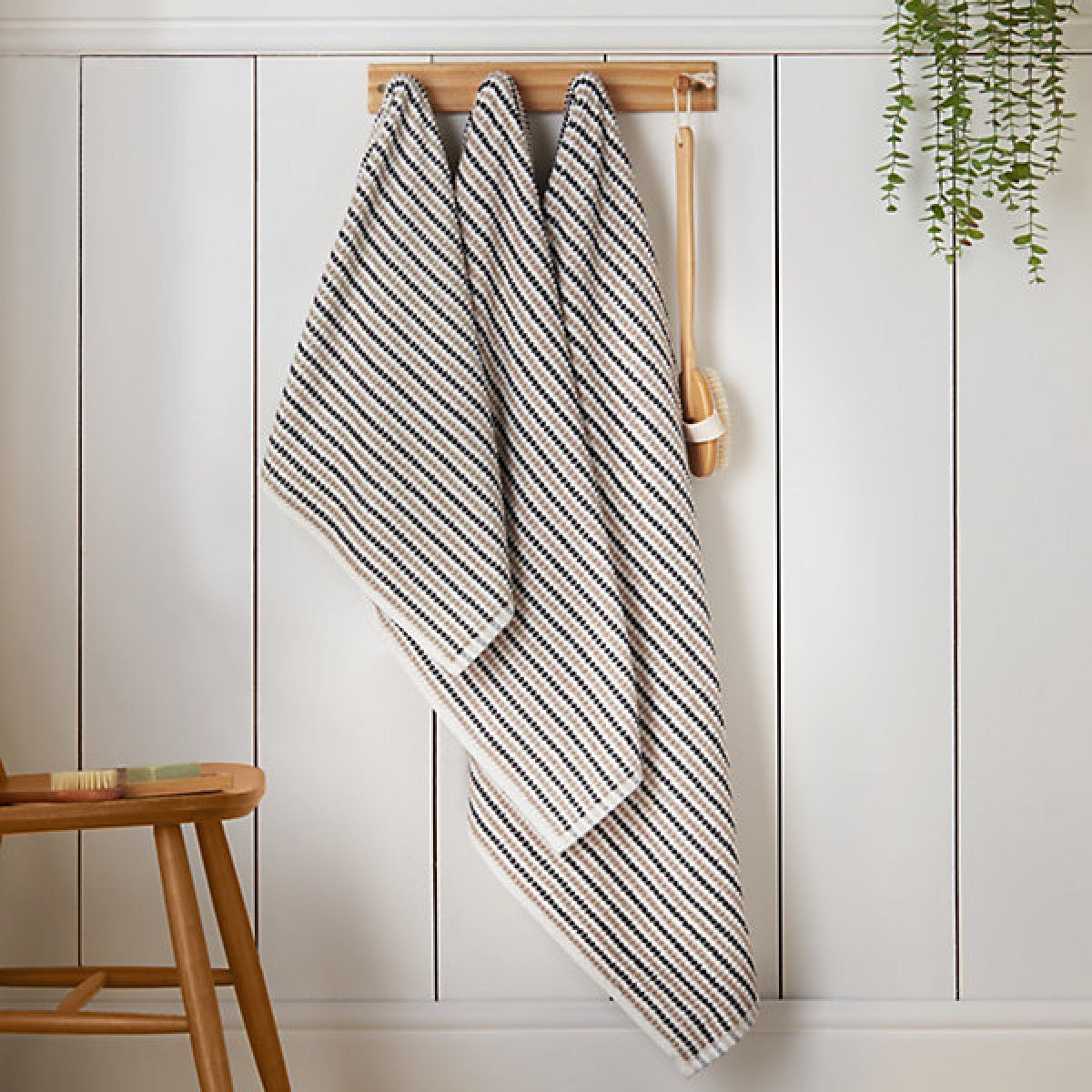 Catherine Lansfield Rice Weave Stripe 70 x 127cm Bath Towel Grey