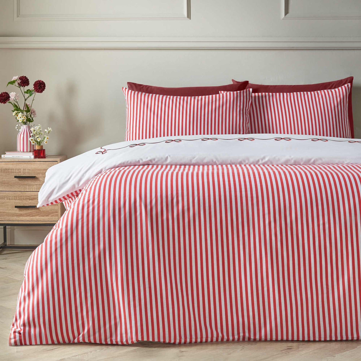 Bow Embroidery White / Red Duvet Cover Set - King
