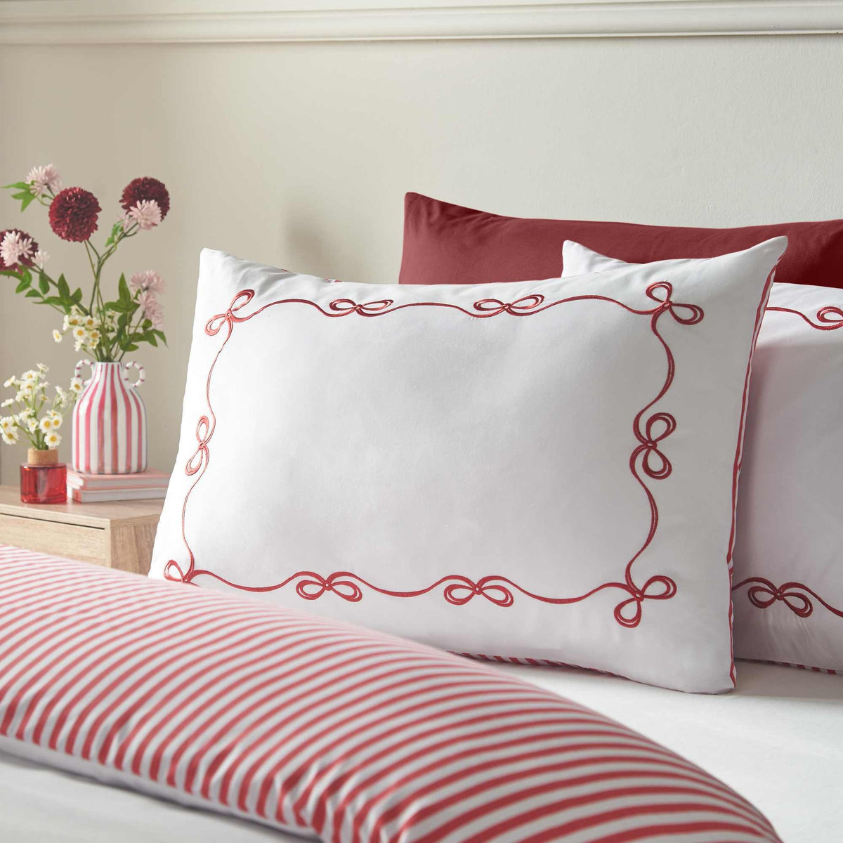 Bow Embroidery White / Red Duvet Cover Set - King