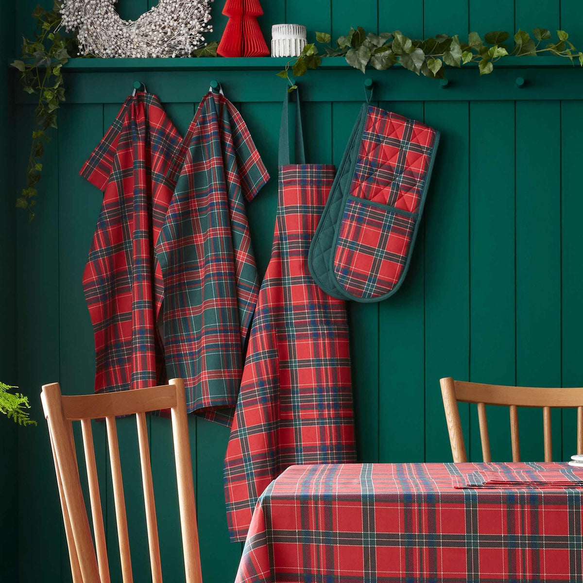 Tartan Check Red / Green Table Runner