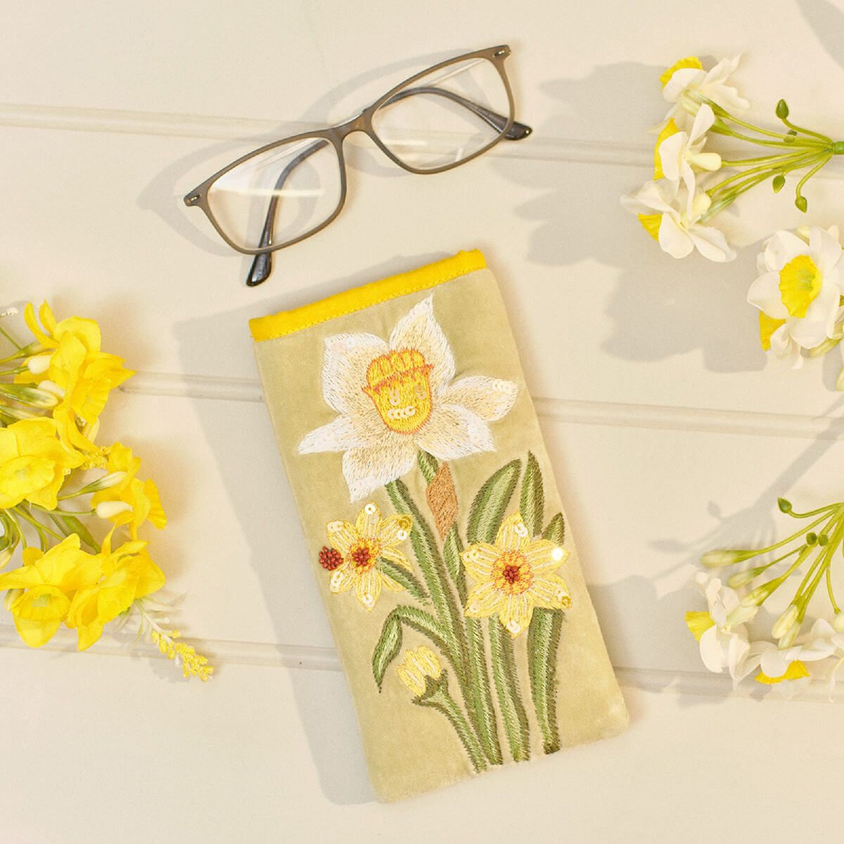 R13 DAFFODIL COTTON VELVET WITH GLASS BEADS EMBROIDERY GLASSES CASE 4FS222