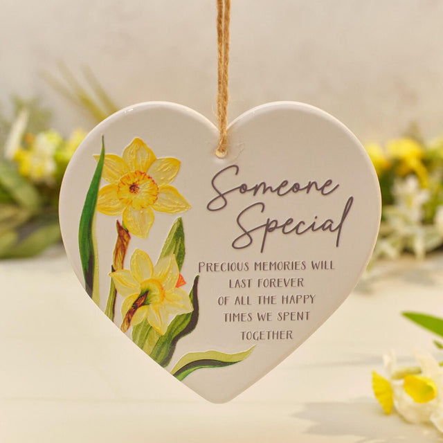 R13 DAFFODIL CERAMIC RAISED 3D SOMEONE SPECIAL KEEPSAKE HEART 7FS358