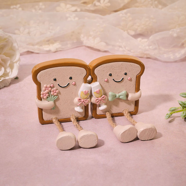R13 HAPPILY EVER AFTER RESIN MR AND MRS TOAST TO THE HAPPY COUPLE 7HA214