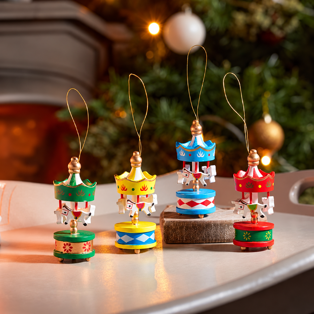 Handbemalter Weihnachtsanhänger aus Holzkarussell sortiert – Eine Lieferung*