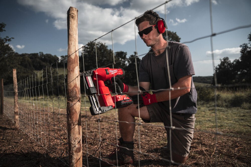 Milwaukee M18 FFUS - 0 18V Fuel Fencing Stapler (Bare Unit) - CORDLESS TOOLS - Beattys of Loughrea