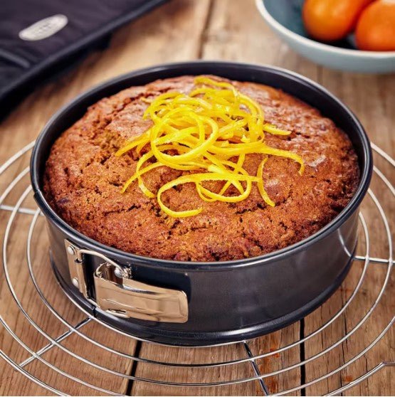 Stellar Bakeware, 10"/25cm Round Cake Tin, Springform, Non-Stick. Dishwasher safe. - BAKEWARE - Beattys of Loughrea