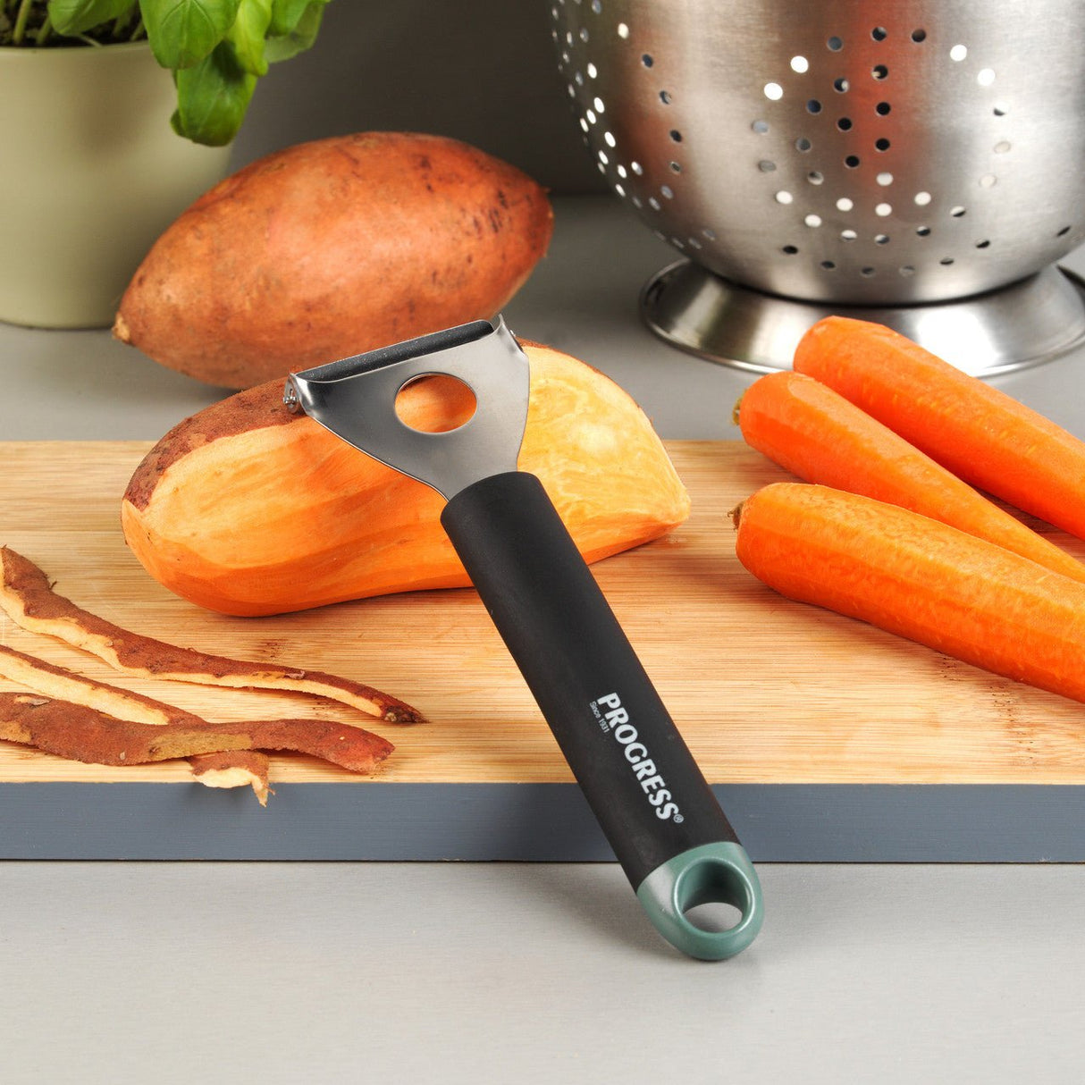 Progress Shimmer Green Peeler - KITCHEN HAND TOOLS - Beattys of Loughrea